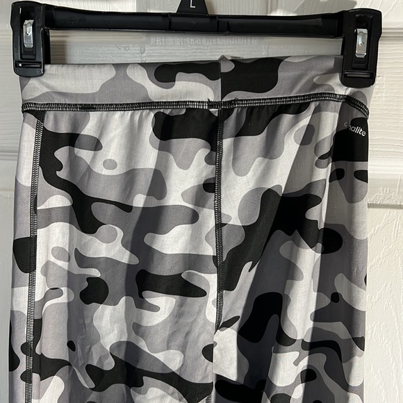 Adidas TechFit workout leggings gray camo print medium - Picture 2 of 2